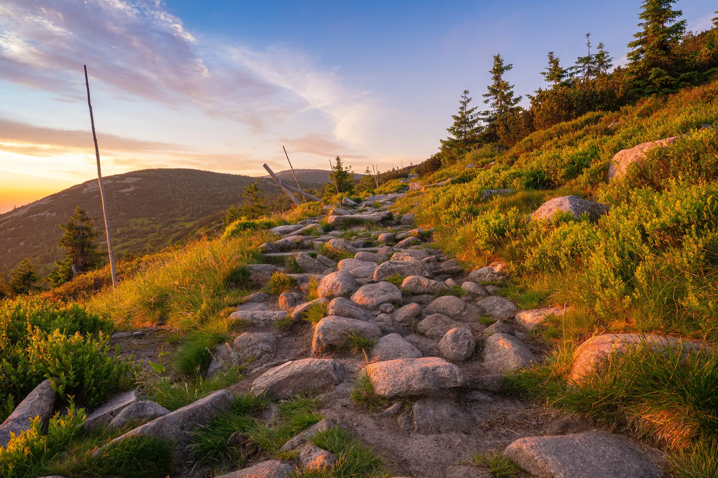 Un levé de soleil dans les montagnes.