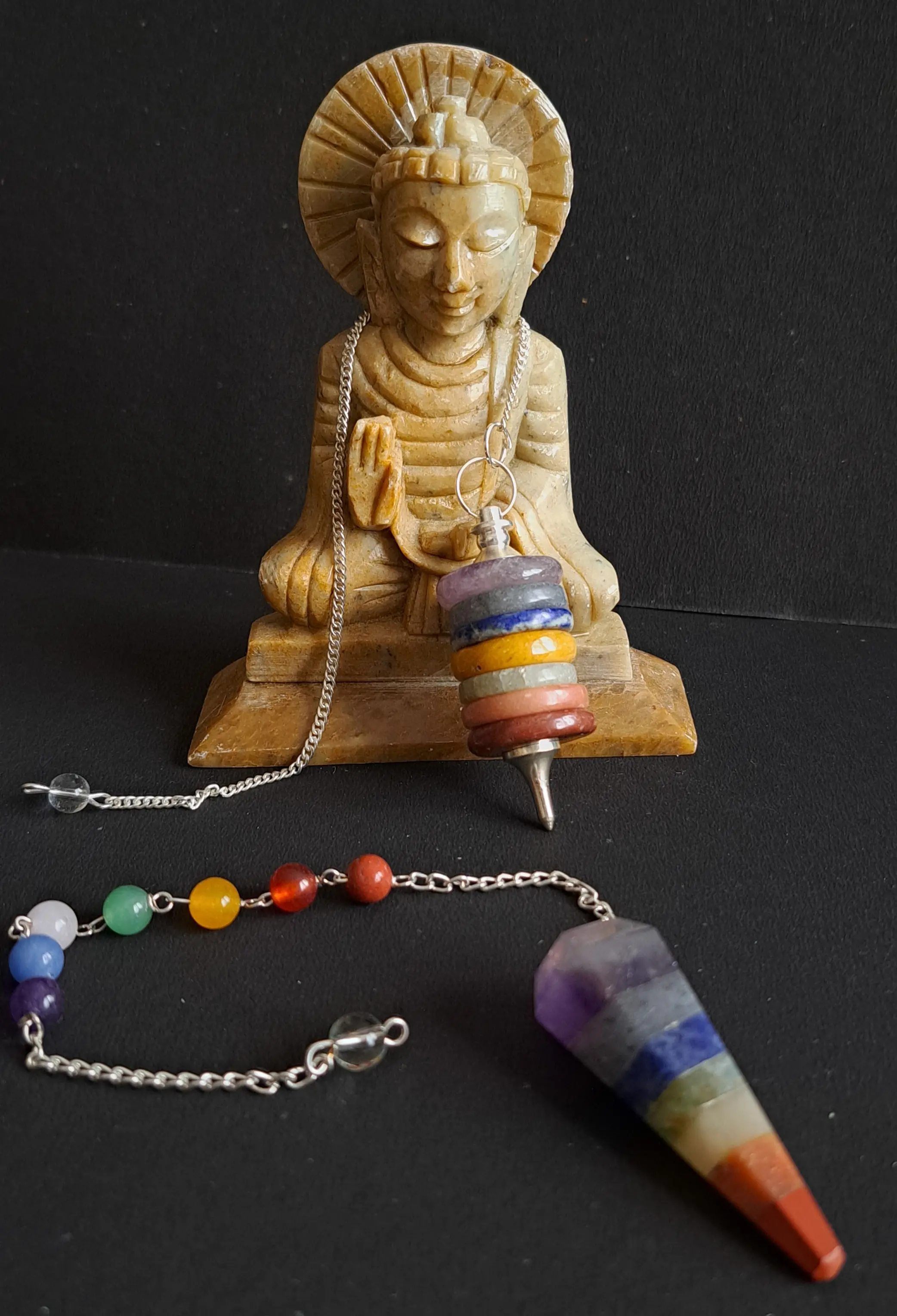 Statue de Budha avec un pendule multicolore