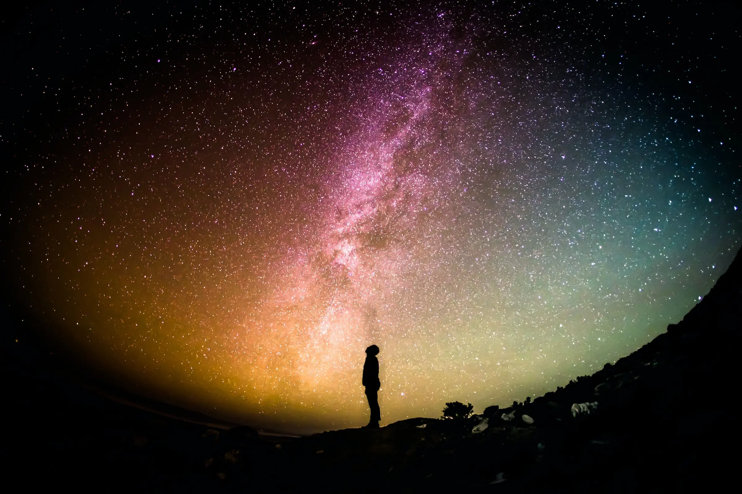 Un homme regardant le ciel étoilé.